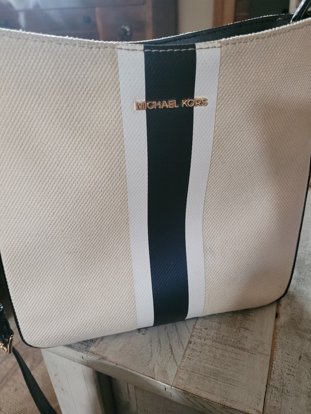 M. KORS JET SET LG MESSENGER BAG IN BLACK & IVORY